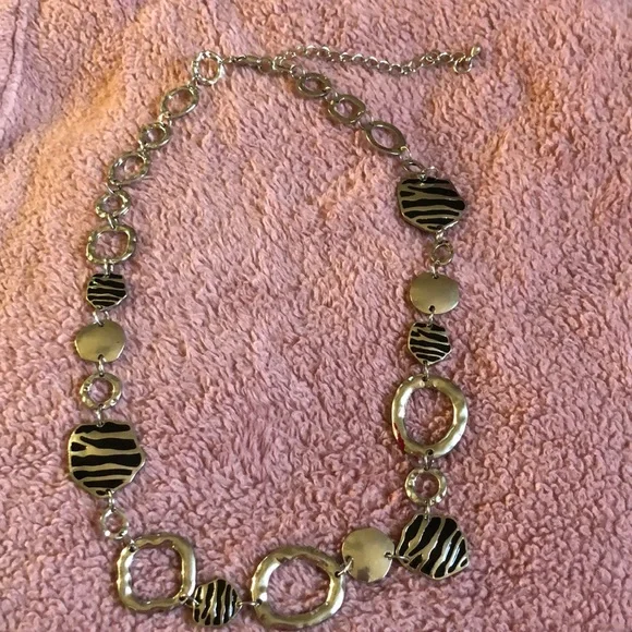 Beautiful necklace, lock isn’t working - Picture 1 of 3